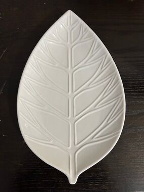 Leaf-Shaped Ceramic Serving Platter in White
